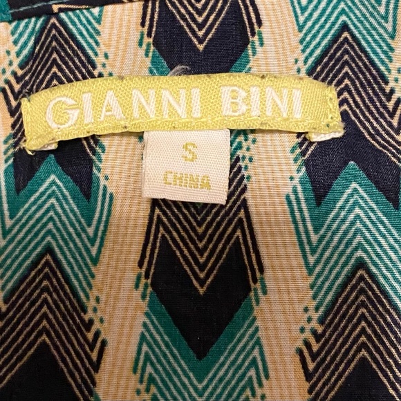 Gianni Bini Romper Small quarter length sleeves geometric design vacation romper - Picture 9 of 9